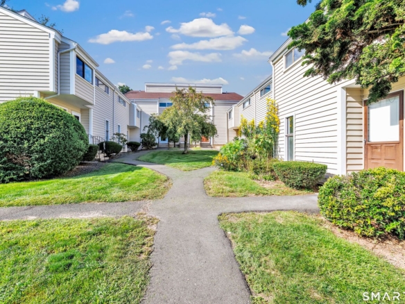 Jefferson Woods courtyard at 16 Monticello Drive, Branford