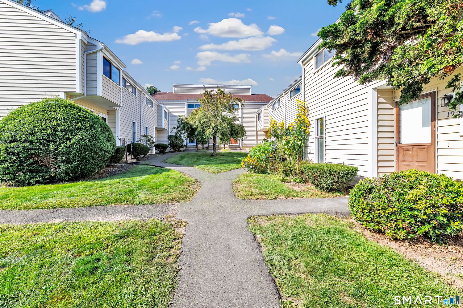 Jefferson Woods courtyard at 16 Monticello Drive, Branford